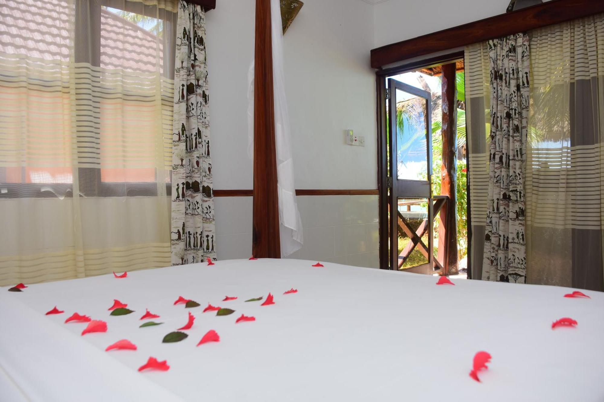 Mnarani Beach Cottages Nungwi Bagian luar foto