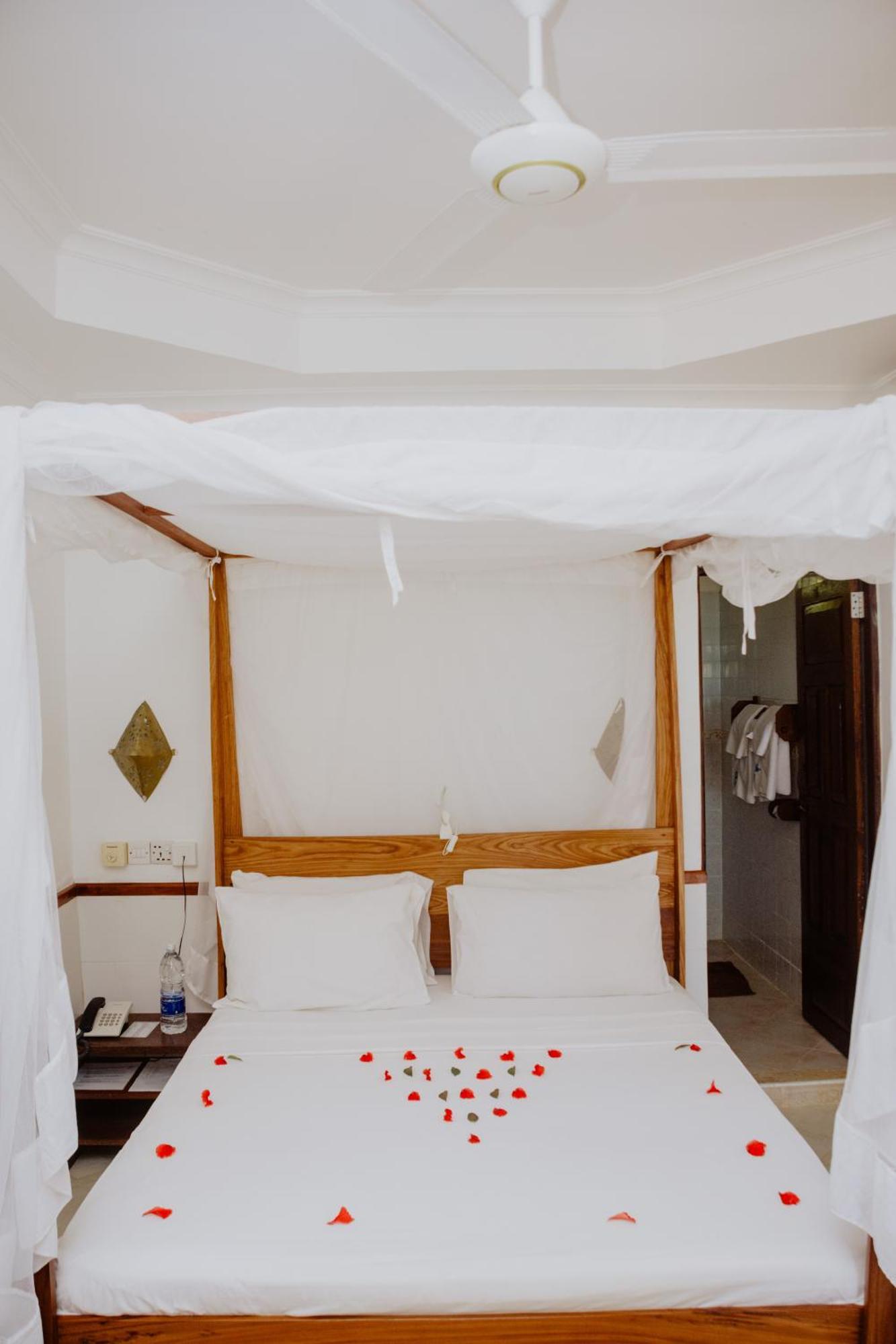 Mnarani Beach Cottages Nungwi Bagian luar foto